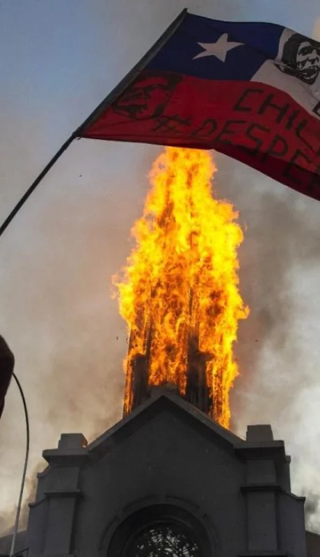 19-10-2020_chile_un_manifestante_revolotea_una(1)