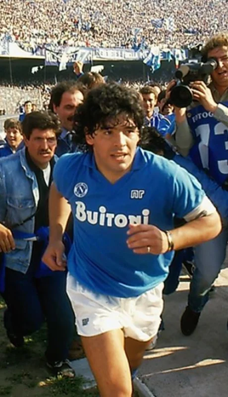 diego-maradona-napoli-estadio