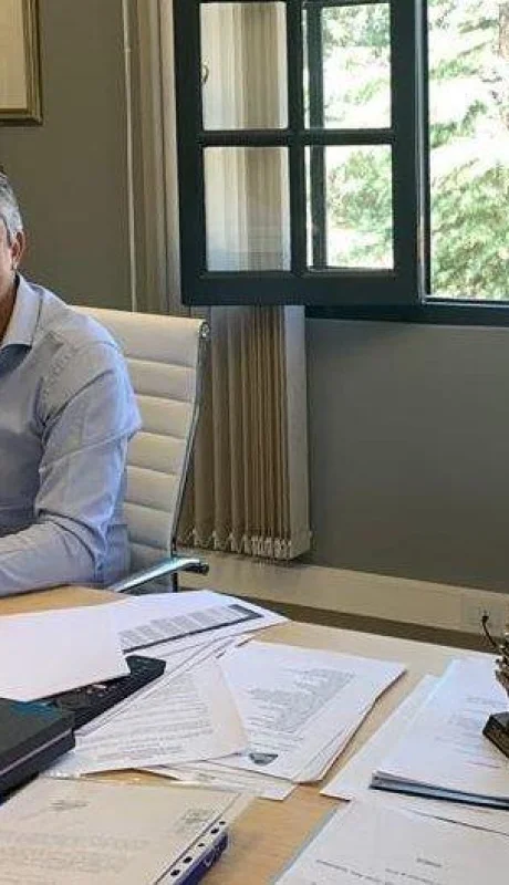 Bragagnolo-en-su-despacho