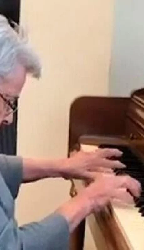 abuela-de-92-años-toca-el-piano