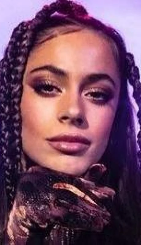 tini-stoessel-video-bésame-look