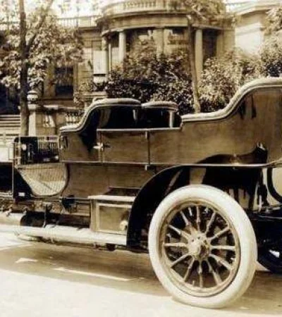 Auto-Isotta-y-Fraschini-similar-al-que-produjo-el-primer-incidente-en-Mendoza-en-1910.