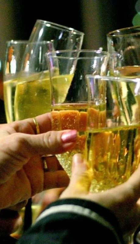 Una brindis que termina en resaca