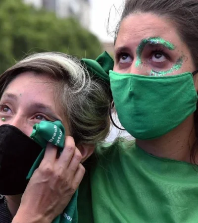 11-12-2020_miles_de_mujeres_aguardan_esta