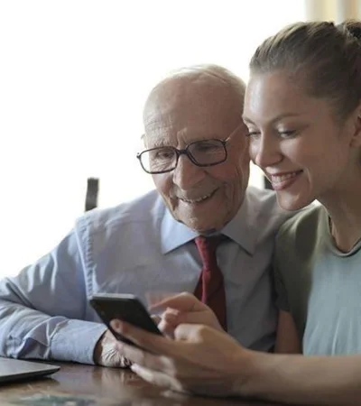 aprendiendo-usar-app-para-adulto-mayor