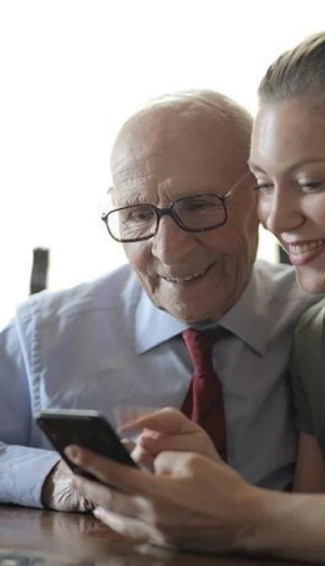 aprendiendo-usar-app-para-adulto-mayor