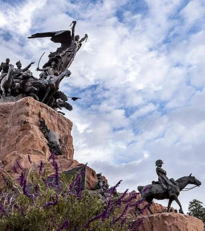 Cerro_de_la_Gloria_San_Marti?n_monumento