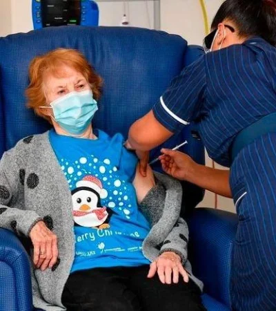 primer-mujer-vacunada-contra-el-coronavirus-en-gran-bretaña