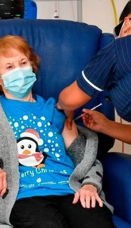 primer-mujer-vacunada-contra-el-coronavirus-en-gran-bretaña