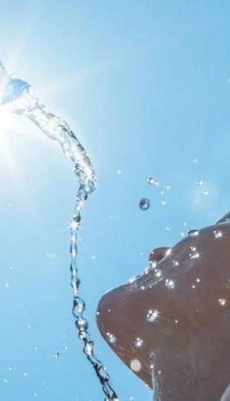 mujer-calor-bebe-agua