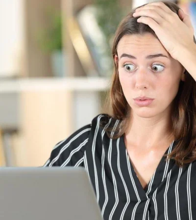 mujer-asustada-mirando-instagram