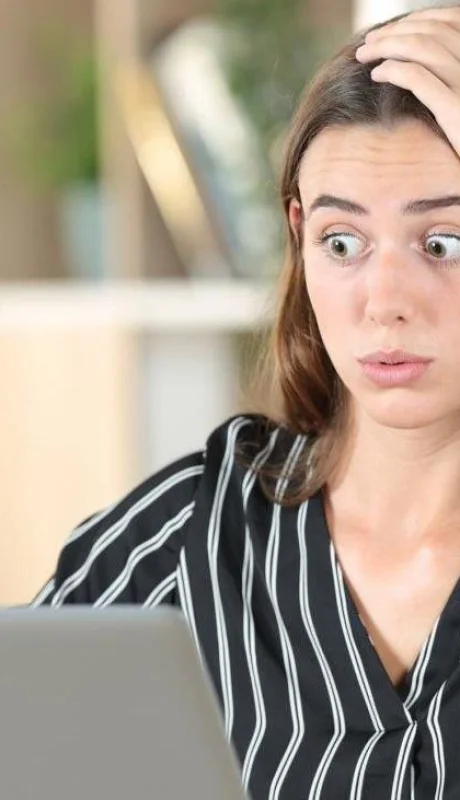 mujer-asustada-mirando-instagram