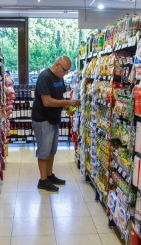 El consumo masivo sigue en rojo desde hace 15 meses.