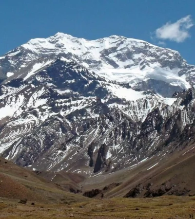 El-imponente-Cerro-Aconcagua-que-fue-admirado-y-descripto-por-la-mayoría-de-los-viajeros-europeos.