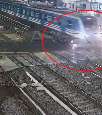 video-del-tren-que-atropella-un-auto-en-argentina