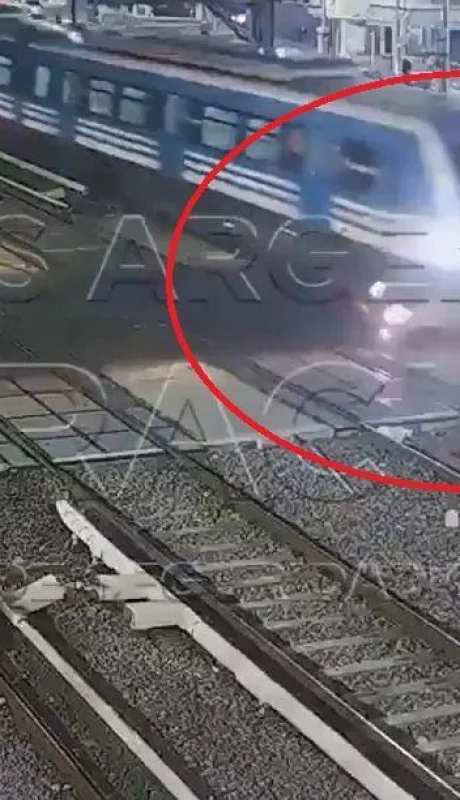 video-del-tren-que-atropella-un-auto-en-argentina