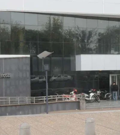 juzgado-familia-el-palacio-judicial-san-martin-la-madre-y-su-abogada-denuncian-que-la-jueza-del-caso-le-quito-la-nina-argumentar-la-resolucion-notific