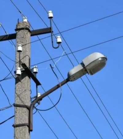 poste-electrico-concreto-viejo-transmision-electricidad-cable-poste-luz-sobre-fondo-cielo-azul-nublado-obsoleto-me-thod-suministrar-electricidad_96872