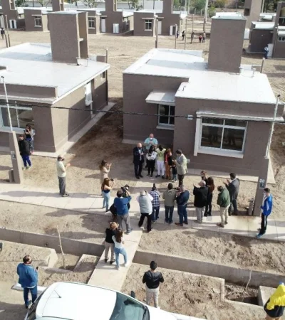 Foto archivo: entrega de viviendas del IPV en el departamento mendocino de Rivadavia.