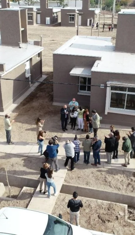 Foto archivo: entrega de viviendas del IPV en el departamento mendocino de Rivadavia.