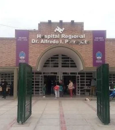 El hecho ocurrió en la guardia del nosocomio sorpresivamente cuando dos hombres decidieron resolver una disputa de vieja data.