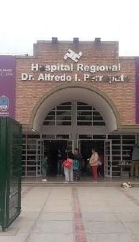 El hecho ocurrió en la guardia del nosocomio sorpresivamente cuando dos hombres decidieron resolver una disputa de vieja data.