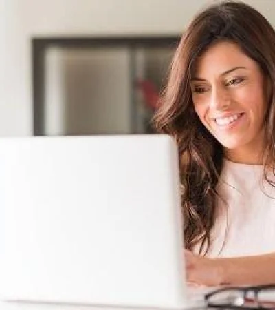 mujer_joven_computadora