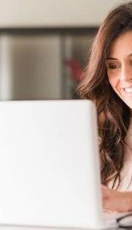 mujer_joven_computadora