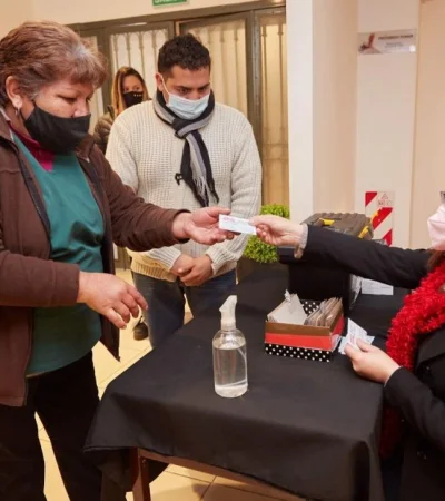 ENTREGA-A-VECINOS-DE-CONSTANCIAS-TEST-ANTICUERPOS-COVID19-(2)