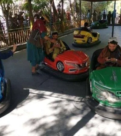 talibanes-jugando-a-los-autitos-chocadores