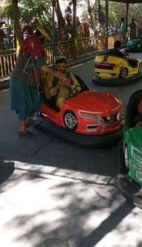 talibanes-jugando-a-los-autitos-chocadores