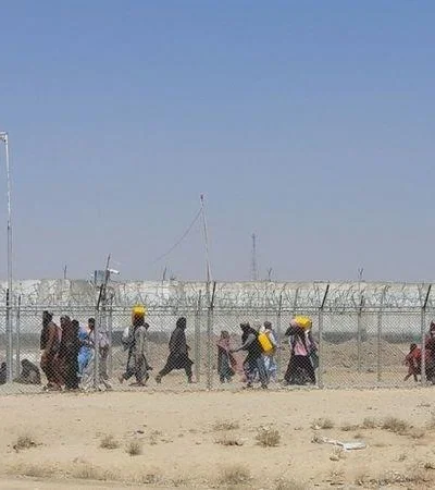 afganos-huyendo-por-tierra