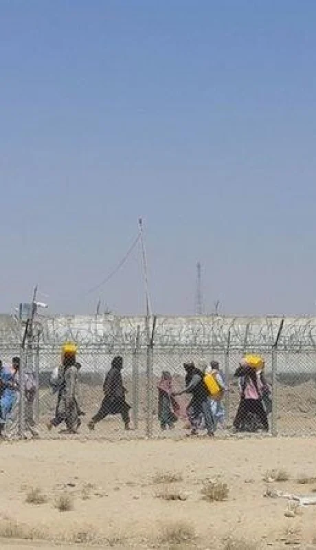 afganos-huyendo-por-tierra