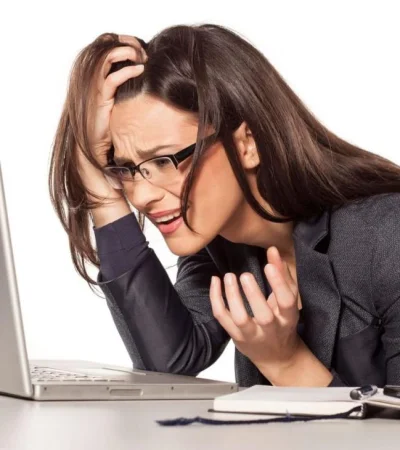 mujer-mirando-computadora-preocupada