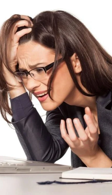 mujer-mirando-computadora-preocupada