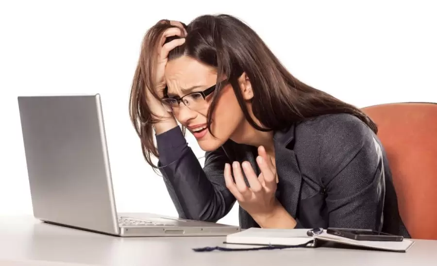 mujer-mirando-computadora-preocupada