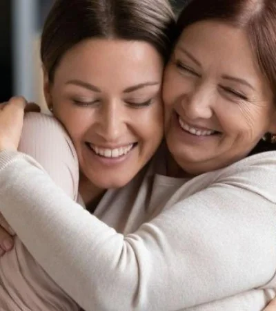 amor-felicidad-abrazos-familia-salud-mente-psicología