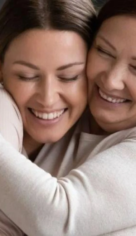 amor-felicidad-abrazos-familia-salud-mente-psicología