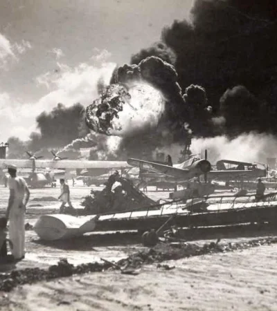 Destruccio?n-de-hangares-navales-estadounidenses-en-Pearl-Harbor--por-parte-de-la-primera-oleada-de-aviones-del-imperio-japone?s.