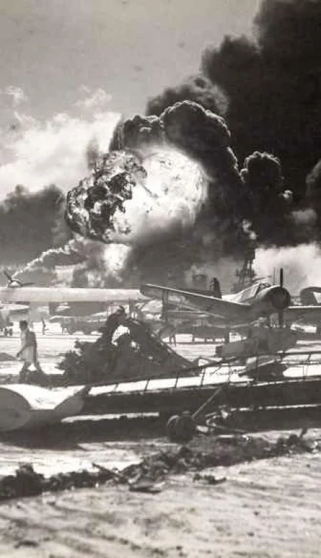Destruccio?n-de-hangares-navales-estadounidenses-en-Pearl-Harbor--por-parte-de-la-primera-oleada-de-aviones-del-imperio-japone?s.