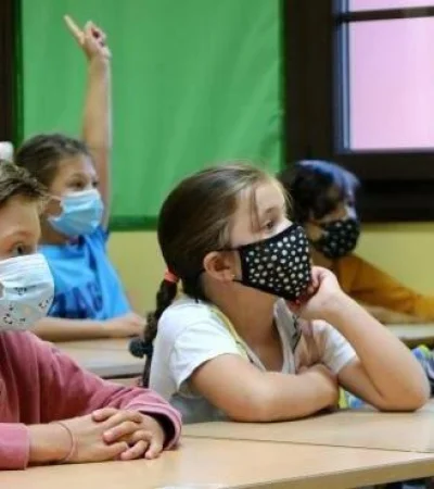 ninos-con-mascarilla-en-clase.r_d.2618-1523