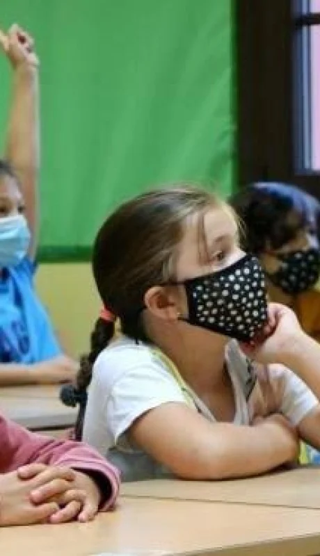 ninos-con-mascarilla-en-clase.r_d.2618-1523