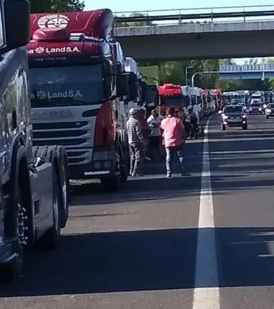 Interna entre camioneros: algunos paran y otros denuncian al gremio de Moyano