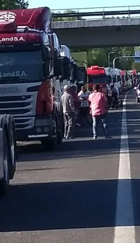 Interna entre camioneros: algunos paran y otros denuncian al gremio de Moyano