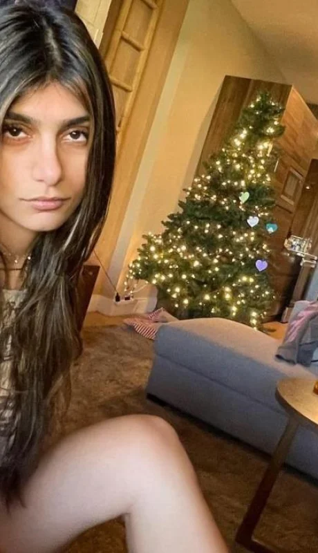 miakhalifa_270031181_450075389839055_1212297214057428616_n