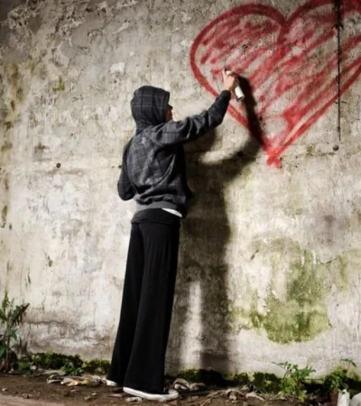 chico-pintando-corazon-pared