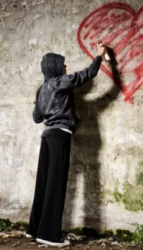 chico-pintando-corazon-pared