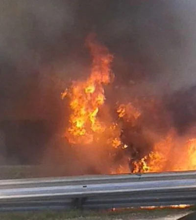 susto-la-au-25-mayo-incendio-destruyo-un-micro-pasajeros-foto-3