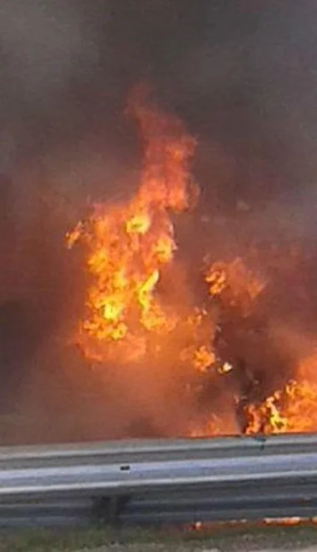 susto-la-au-25-mayo-incendio-destruyo-un-micro-pasajeros-foto-3