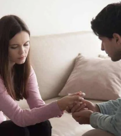 mente-psicología-persona-pareja-manipulación-disculpas